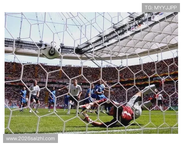 本届世界杯首个乌龙球引发现场沸腾,成为比赛中的经典瞬间 本届世界杯首个乌龙球引发现场沸腾,成为比赛中的经典瞬间